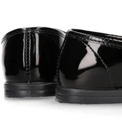 Mocasín niña OKAA estilizado en charol NEGRO.