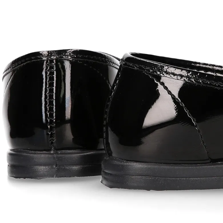 Mocasín niña OKAA estilizado en charol NEGRO.