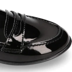 Mocasín niña OKAA estilizado en charol NEGRO.