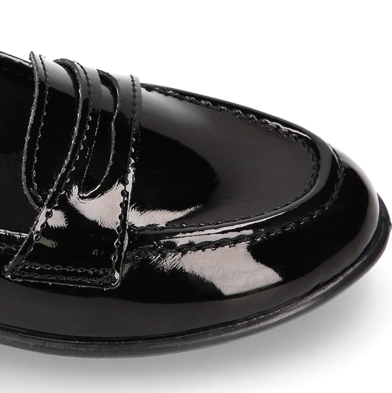 Mocasín niña OKAA estilizado en charol NEGRO.