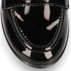 Mocasín niña OKAA estilizado en charol NEGRO.