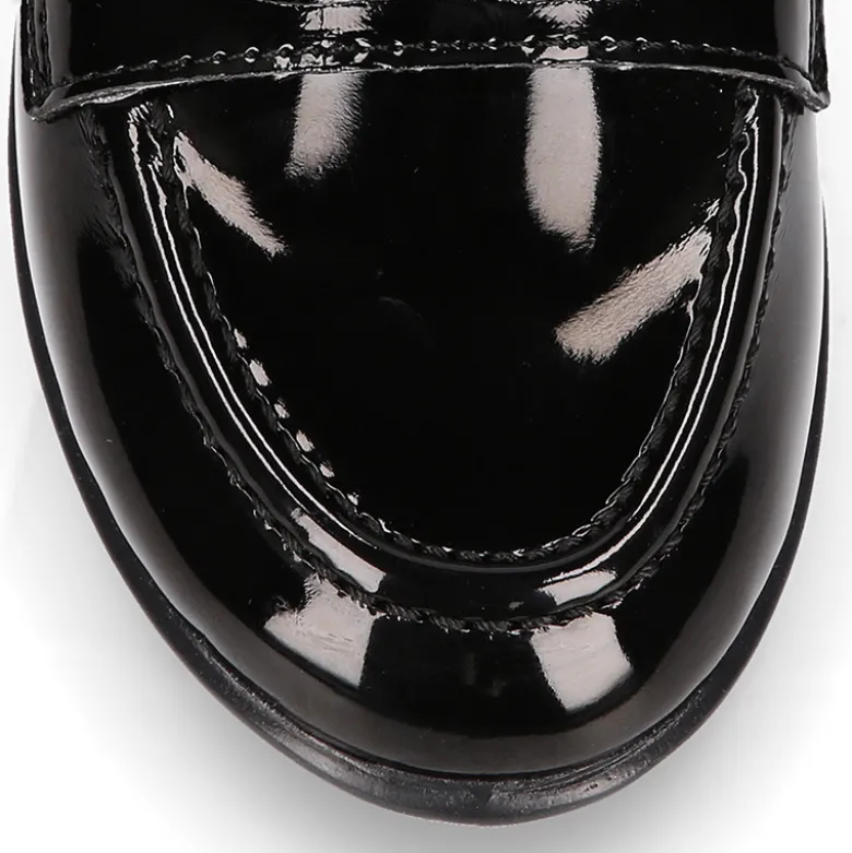 Mocasín niña OKAA estilizado en charol NEGRO.
