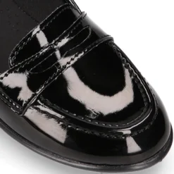 Mocasín niña OKAA estilizado en charol NEGRO.
