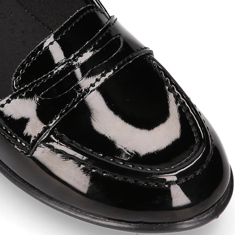 Mocasín niña OKAA estilizado en charol NEGRO.