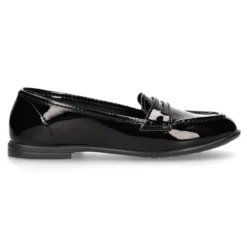 Mocasín niña OKAA estilizado en charol NEGRO.