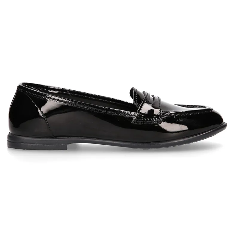 Mocasín niña OKAA estilizado en charol NEGRO.