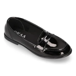 Mocasín niña OKAA estilizado en charol NEGRO.