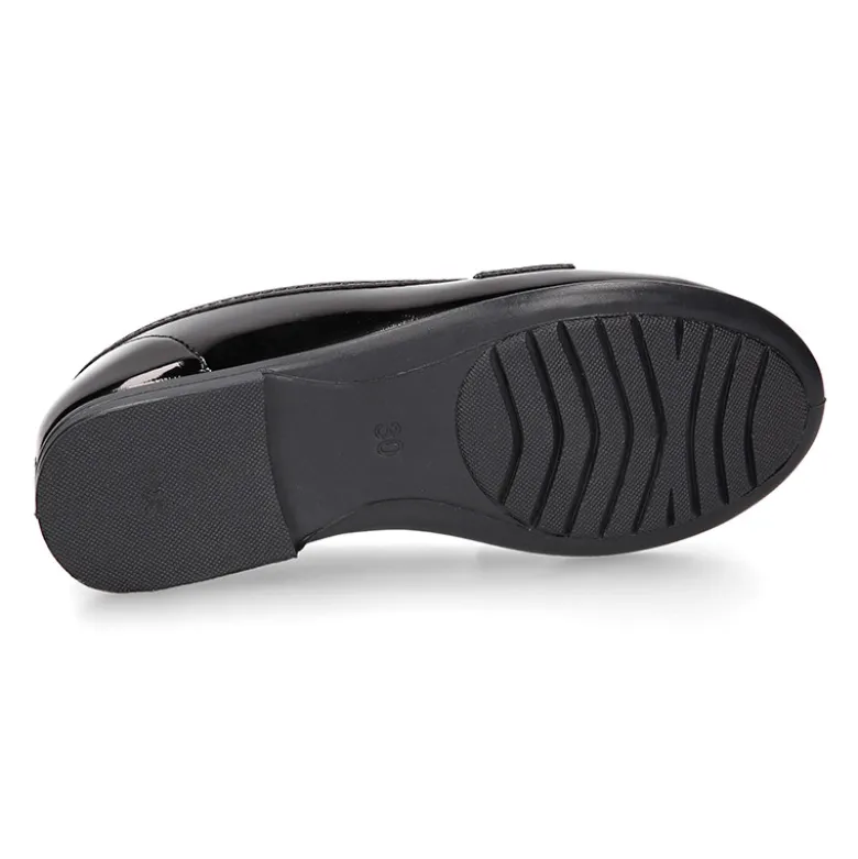 Mocasín niña OKAA estilizado en charol NEGRO.