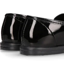 Mocasín niña OKAA estilizado en charol NEGRO.