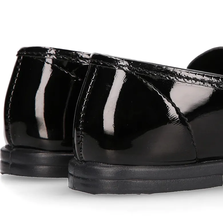 Mocasín niña OKAA estilizado en charol NEGRO.