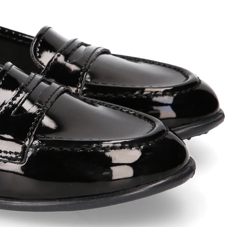 Mocasín niña OKAA estilizado en charol NEGRO.
