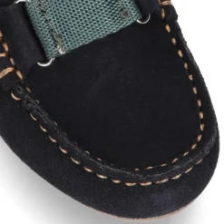 Mocasín Niño aplique CINTA contraste en piel serraje.