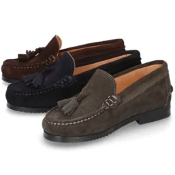 Mocasín niño borlas suela gruesa en piel serraje.