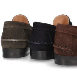 Mocasín niño borlas suela gruesa en piel serraje.