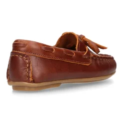 Mocasín niño clásico con diseño con lazos en piel cuero.