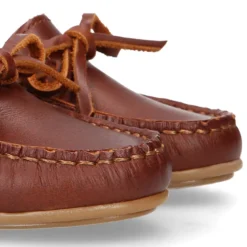 Mocasín niño clásico con diseño con lazos en piel cuero.