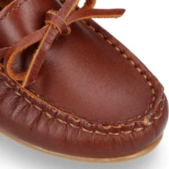 Mocasín niño clásico con diseño con lazos en piel cuero.