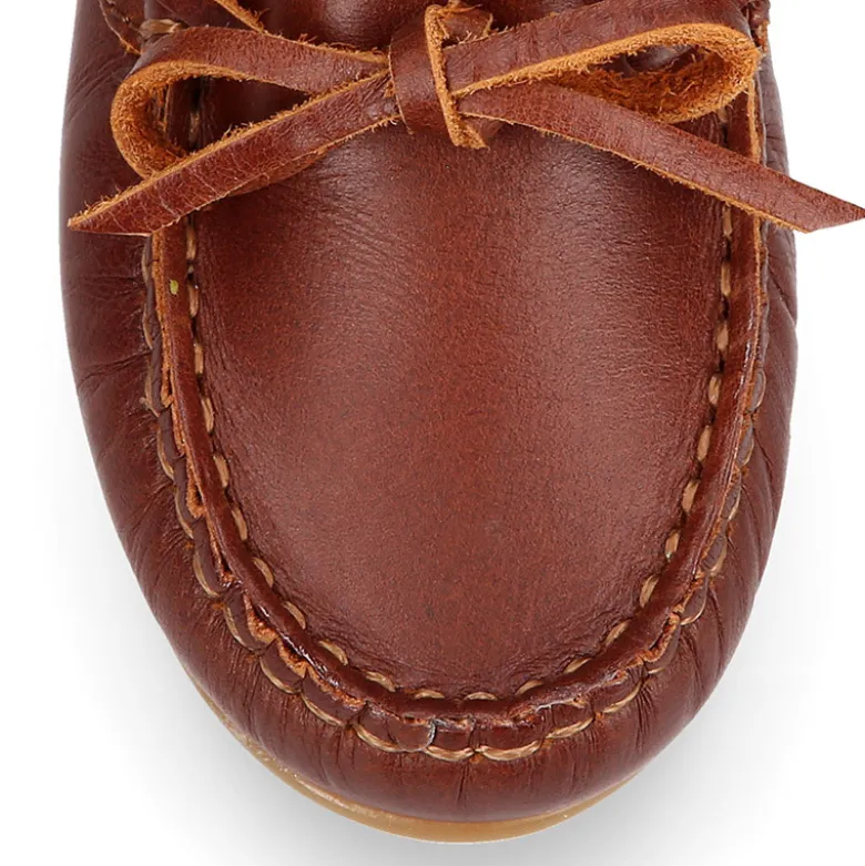 Mocasín niño clásico con diseño con lazos en piel cuero.