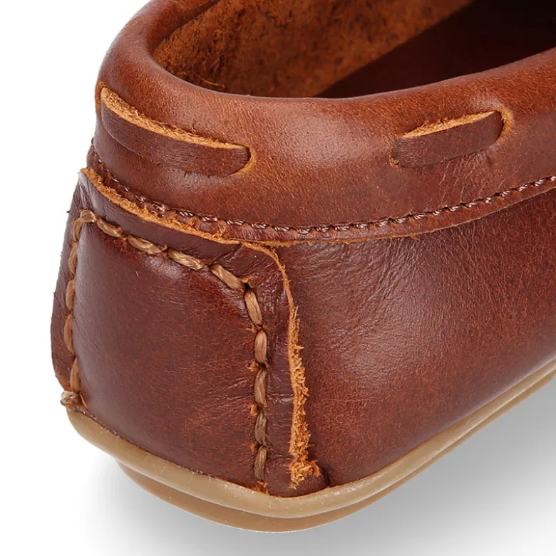 Mocasín niño clásico con diseño con lazos en piel cuero.