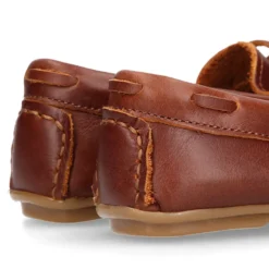 Mocasín niño clásico con diseño con lazos en piel cuero.