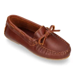 Mocasín niño clásico con diseño con lazos en piel cuero.