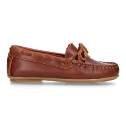 Mocasín niño clásico con diseño con lazos en piel cuero.