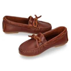 Mocasín niño clásico con diseño con lazos en piel cuero.