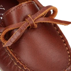 Mocasín niño clásico con diseño con lazos en piel cuero.