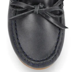 Mocasín niño clásico con diseño con lazos en piel azul marino.