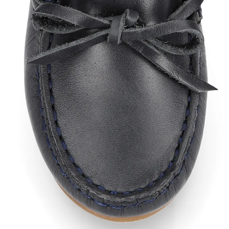 Mocasín niño clásico con diseño con lazos en piel azul marino.