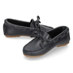 Mocasín niño clásico con diseño con lazos en piel azul marino.