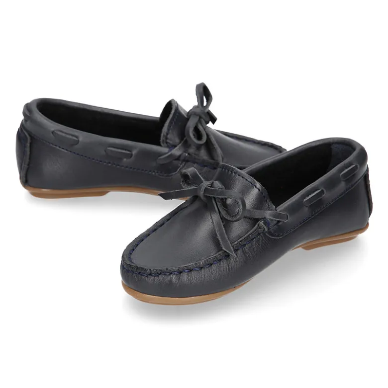 Mocasín niño clásico con diseño con lazos en piel azul marino.
