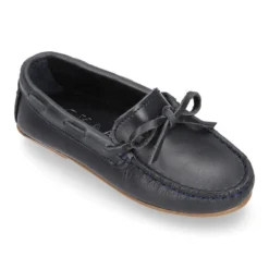 Mocasín niño clásico con diseño con lazos en piel azul marino.