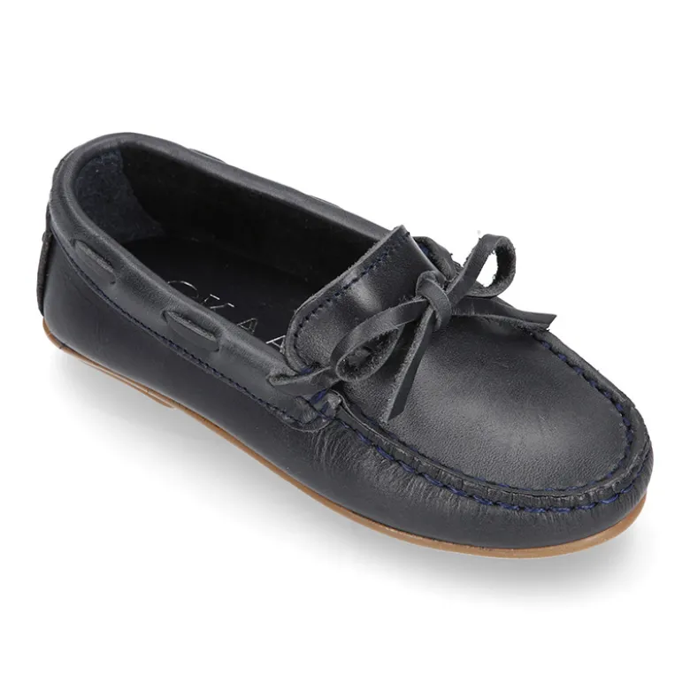 Mocasín niño clásico con diseño con lazos en piel azul marino.