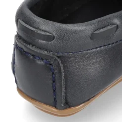 Mocasín niño clásico con diseño con lazos en piel azul marino.