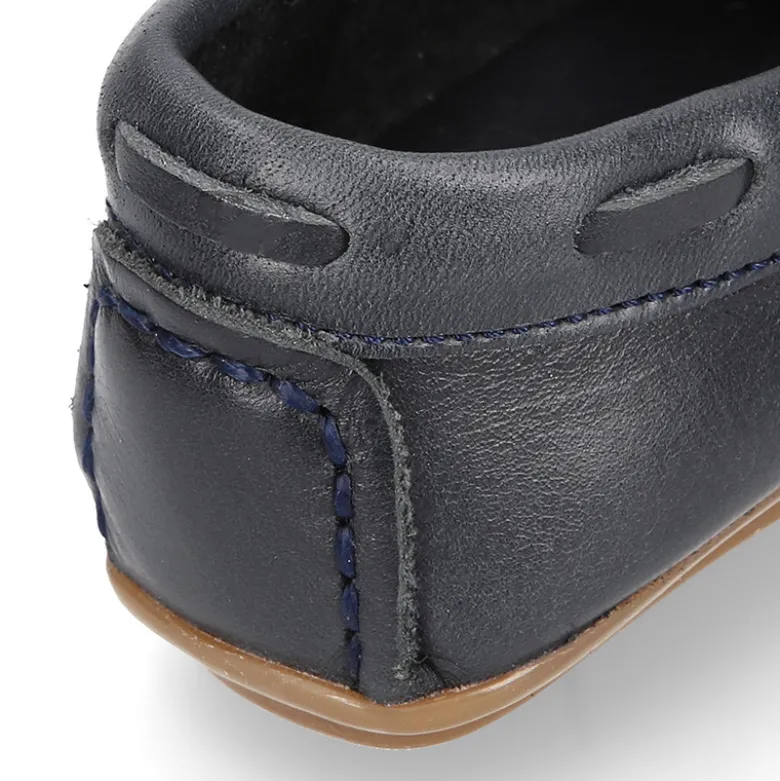Mocasín niño clásico con diseño con lazos en piel azul marino.