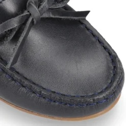 Mocasín niño clásico con diseño con lazos en piel azul marino.