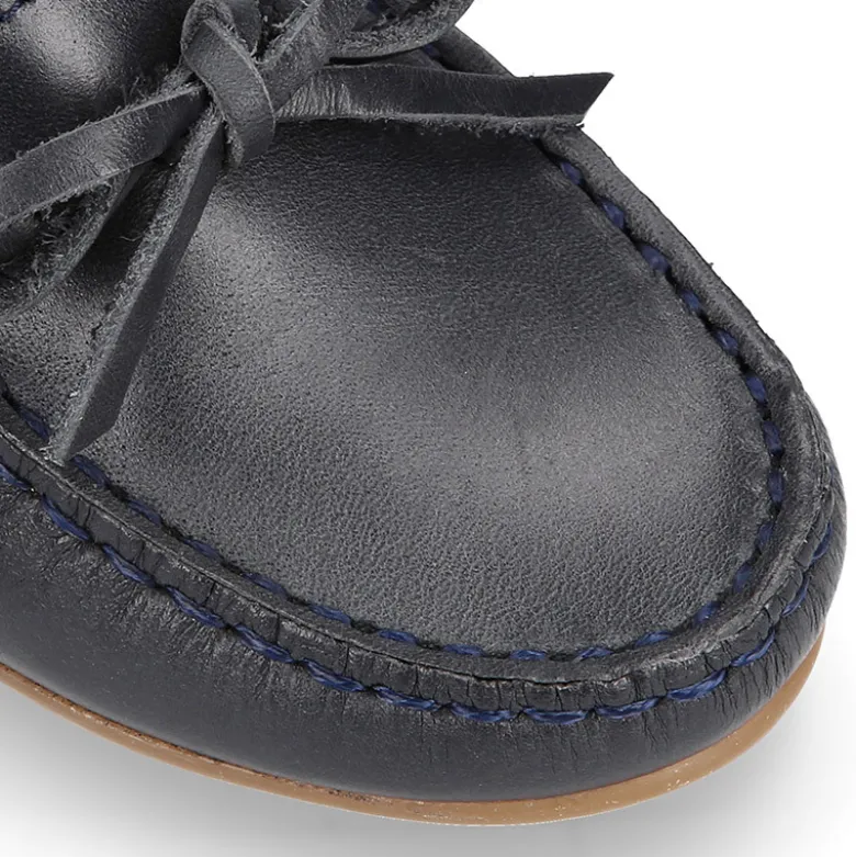 Mocasín niño clásico con diseño con lazos en piel azul marino.