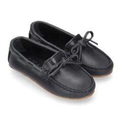 Mocasín niño clásico con diseño con lazos en piel azul marino.