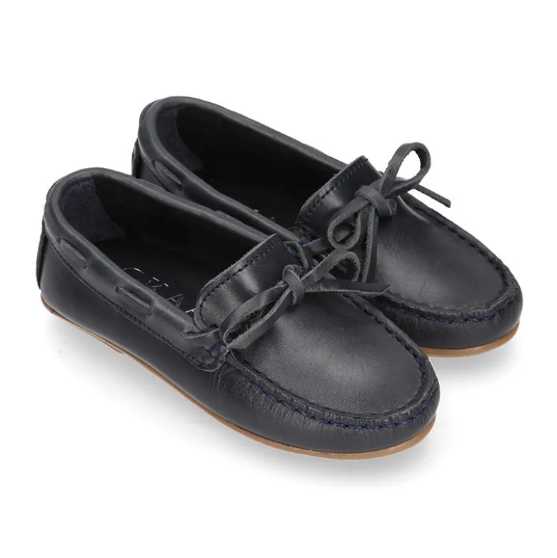 Mocasín niño clásico con diseño con lazos en piel azul marino.
