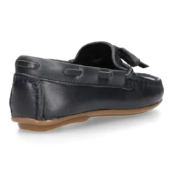 Mocasín niño clásico con diseño con lazos en piel azul marino.
