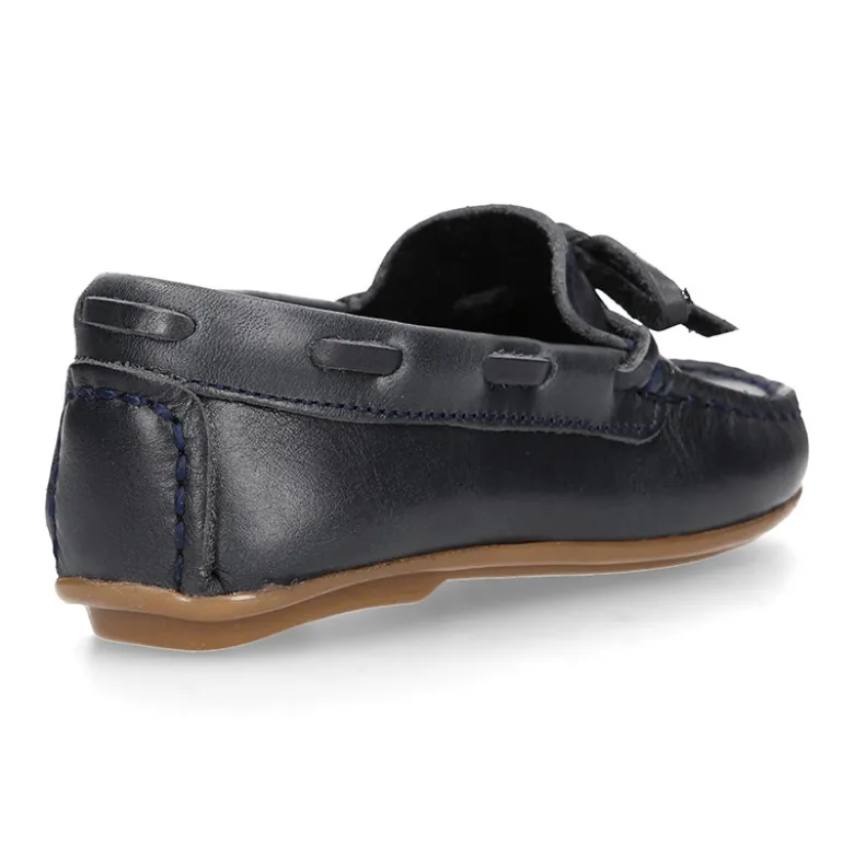 Mocasín niño clásico con diseño con lazos en piel azul marino.