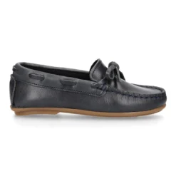 Mocasín niño clásico con diseño con lazos en piel azul marino.