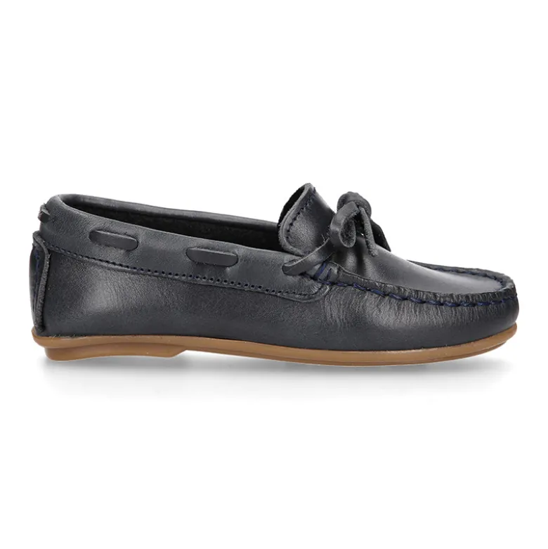 Mocasín niño clásico con diseño con lazos en piel azul marino.