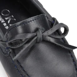 Mocasín niño clásico con diseño con lazos en piel azul marino.