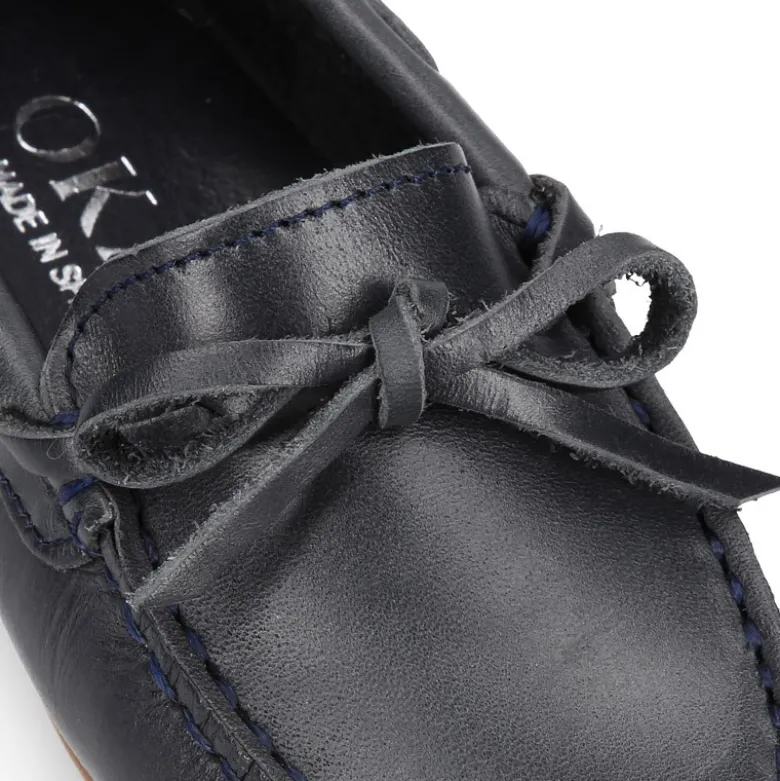 Mocasín niño clásico con diseño con lazos en piel azul marino.