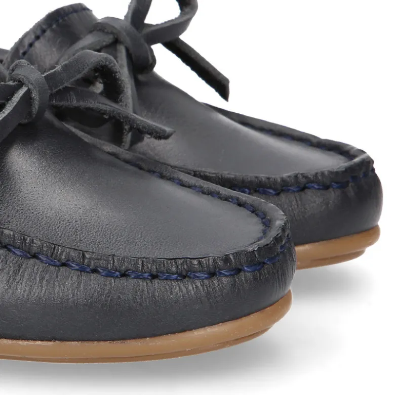 Mocasín niño clásico con diseño con lazos en piel azul marino.