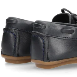Mocasín niño clásico con diseño con lazos en piel azul marino.