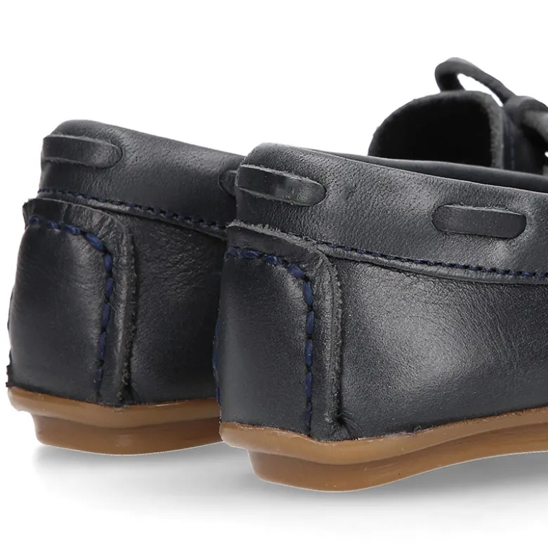 Mocasín niño clásico con diseño con lazos en piel azul marino.