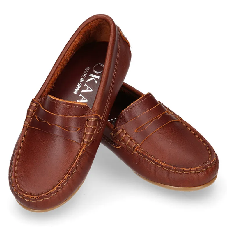 Mocasín niño clásico con diseño de antifaz en piel cuero.